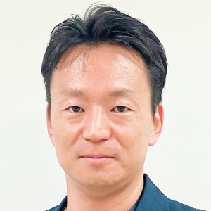 2003年に（現）ANAシステムズ株式会社へ入社。ANA本社営業部門に常駐して顧客データ分析支援業務に携わり、ANA Mileage Clubのスキーム変更など施策に関する分析を実施した。 その後、データ活用系のアプリケーション開発を経て、ANAグループのデータマネジメントの取り組みに参画し、データ活用基盤（BlueLake）の開発を担当した。 2026年4月よりANAデジタル変革室へ出向し、現在もデータ活用推進に携わっている。