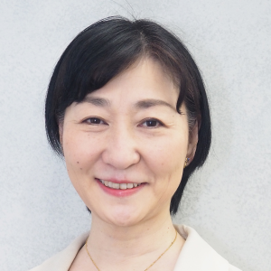 日本興業銀行（現みずほ銀行）、SAS Institute Japan、アクセンチュアを経て、2010年に三菱総研DCSでデータサイエンス事業を立ち上げ。
金融クオンツ分析、ゲノムを活用した疾病予測、半導体不良率低減の最適化、人材マッチング、大学退学者予測など、業界横断で多様なデータ活用・分析プロジェクトを推進。
コンサルティングや人材育成にも従事し、2023年4月より上智大学大学院応用データサイエンス学位プログラム専任教員。