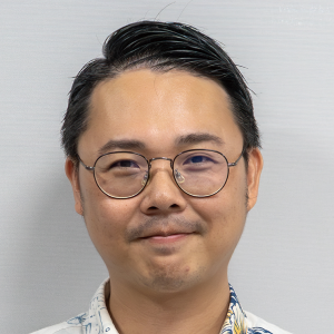 010年に株式会社サンエーに入社。
家電販売の売場で3年間経験を積んだ後、情報システム部へ異動。
主にメインフレームのマイグレーションをミッションとして、長らく社内基盤の刷新・運用に従事する。
2026年よりDX推進室長に就任し、現在は全社的なDX推進に取り組んでいる。
