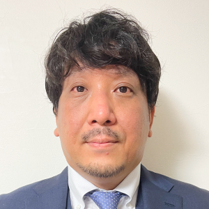 パワトレインDX推進室 デジタル基盤推進課 課長。事業部におけるデータ活用基盤の構築やDX推進を担当し、Snowflakeを活用したデータ基盤整備、生成AI・AIエージェント活用、業務変革の企画・実装を推進。現場起点での業務課題解決とデジタル活用の定着に取り組み、組織横断のDX支援やデータドリブンな意思決定基盤の強化を進めている。