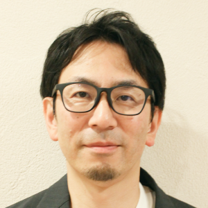パワトレインDX推進室 室長。機械設計エンジニアとしてのキャリアを経て、現在は事業部門DXの推進責任者。データやAIの導入そのものではなく、それらを活用できる組織と仕事の構造化を重視し、現場起点の変革活動を推進。人とAIが育てるナレッジ循環を事業の汎用DXモデルと位置づけ、Snowflakeを基盤とした実践に挑戦している。